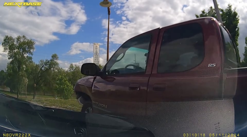 Crónica estadounidense denuncia latino, accidente, policía, ataque, EEUU